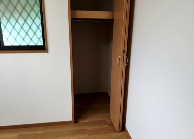 デザイン性を重視しすぎて収納が少なかった！なんてことにならないため、事前に現地で収納の数を確認しておくことをお勧めします。クローゼット以外にも床下収納や屋根裏収納、パントリーなどもチェックしましょう。