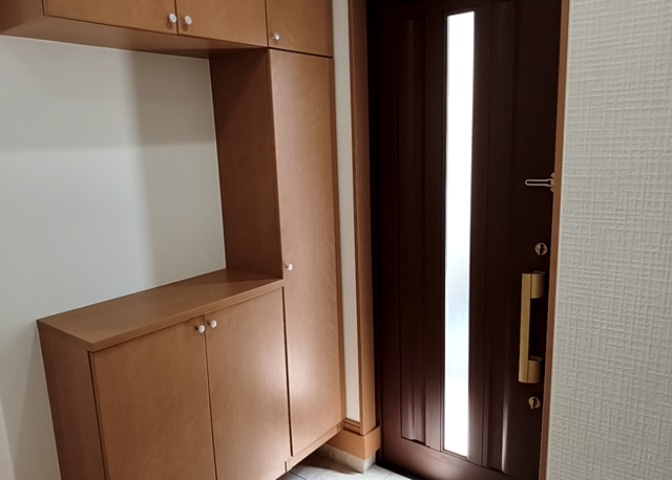 玄関は家の顔でもあり、家族以外の目にも止まる場所です。玄関は外との間を仕切る扉、靴などをしまっておく収納スペース、靴脱ぎのたたきスペース、来客とのやり取りをするドアホンなど複数のアイテムからなります。
