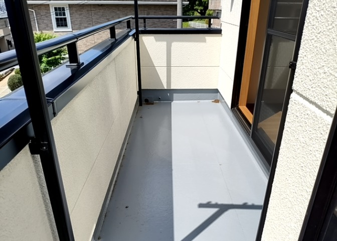バルコニーは、室外の専用スペースのうち、「屋根がなく開放された空間」であるものを指します。ベランダより広いタイプのものが多く、日当たりもよいため家庭菜園などを楽しみたい人にとって適した環境となります。
