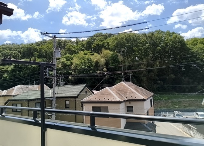 眺望を気にして物件を探す場合、前面に建物が建っていないか現地で確認しましょう！前面に建物があると景色はもちろん、日当たりや風通しにも影響が出てきます。住んだ時のことを想像しながら現地見学をしましょう。