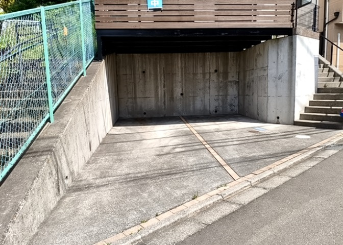 駐車場と明記されていても、最小スペースでつくられた駐車場だと大型車は駐車できなかったり、出入りしにくくなったりする可能性があります。お車のサイズと購入したい物件の駐車場のサイズを現地で確認しましょう。