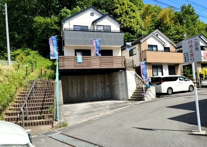 住宅用の土地では前面道路に2m以上接していなければならないと法律で定められています。しかし、お持ちの車のサイズやライフスタイルなどにより、2mでは利便が悪い場合もございますので、事前に確認しましょう。