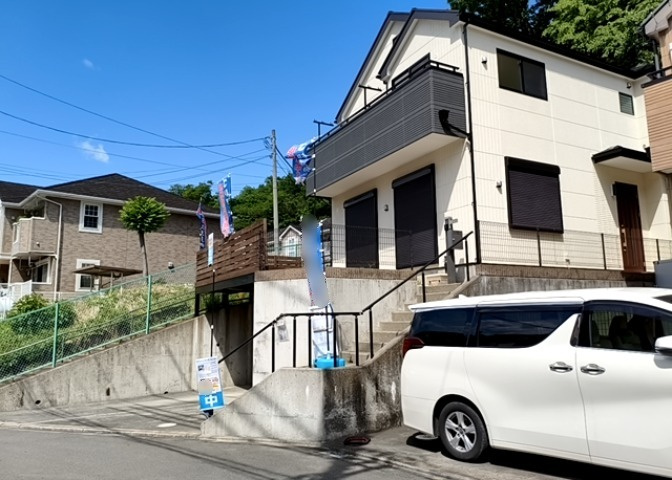 お持ちの車種によっては前面道路が広い方が便利でしょう。しかし、前面道路が広ければその分交通量が多くなるため、騒音などが気になる場合があります。実際に現地を見学し、周辺交通量や騒音などを確認しましょう！