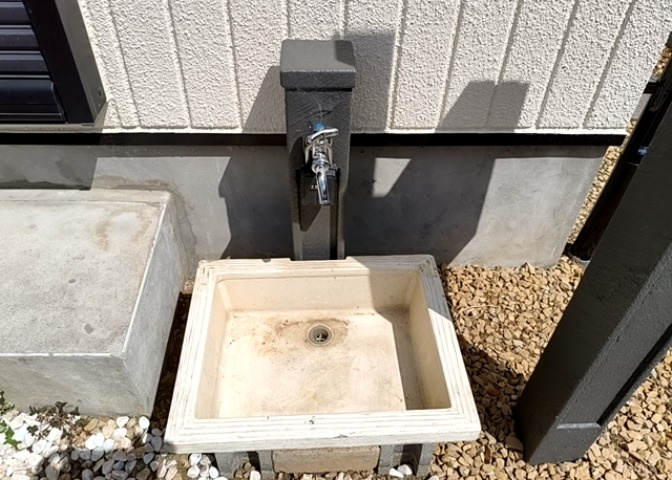 敷地内に散水栓や立水栓があると便利です。水道水を直接利用できるため、水を運ぶ手間を省くことが出来ます。大量の水を必要とする洗車作業や清掃などに役立ちます。その他設備とあわせて、現地でご確認ください。