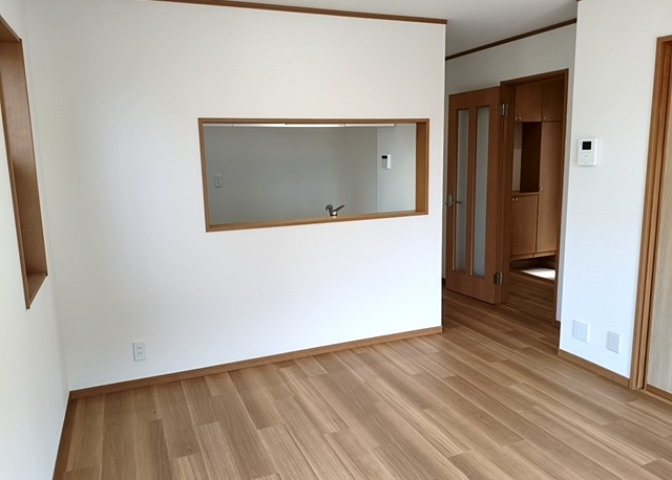 L型アイランドタイプは、キッチンからダイニングにもリビングにも目が行き届くので、とても使いやすい配置です。L字型独立タイプは、キッチンを独立させてるためLDKというよりもLDといった様なイメージです。