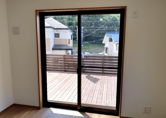 サッシは、ガラス窓に使用される金属製の窓枠です。一般的に住宅建築では、金属製建具工事の段階でガラス類・玄関などと同時に設置されます。種類や構造により断熱性能や遮音性能が異なるので現地でご確認ください。