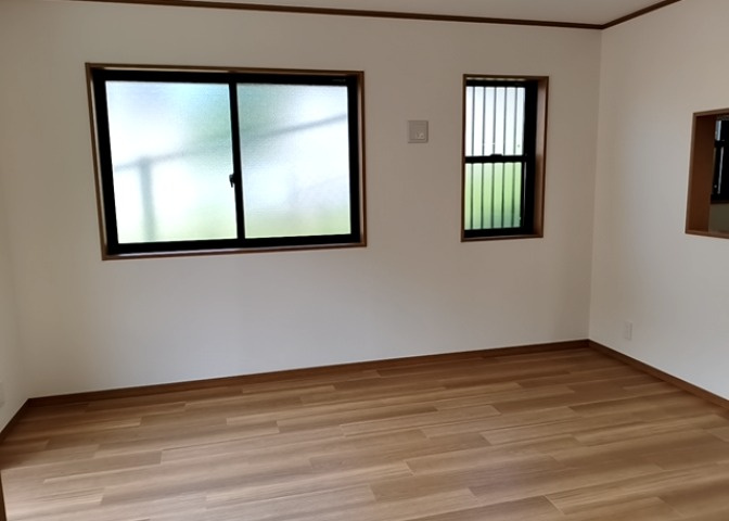 直線タイプはLとDKを一直線に並べた形で対面キッチンのタイプです。一般的なのでよく見かけるかもしれません。直線タイプに似た直接アイランドタイプは、キッチンとダイニングの間に壁がない分広く感じられます。