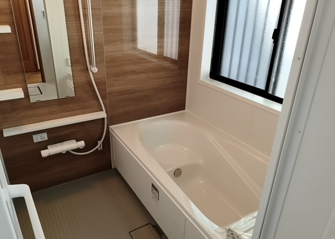 入浴時の快適さも大事なことですが、綺麗な状態を維持できなければ気持ちよく入浴できません。毎日の掃除が楽という点は大事なポイントになります！カビが生えにくく掃除がしやすい、壁や浴槽を選ぶといいでしょう。