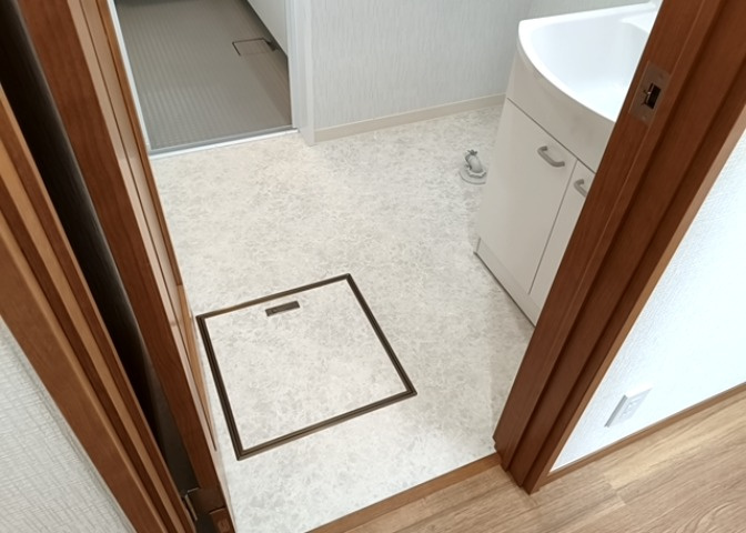 多くの戸建て住宅で見かける洗面脱衣所は、洗面台と洗濯機が2畳ほどのスペースに並べられていて、洗面所が脱衣所を兼ね備えている間取りが一般的です。お客様が利用することもある、パブリックな空間でもあります。