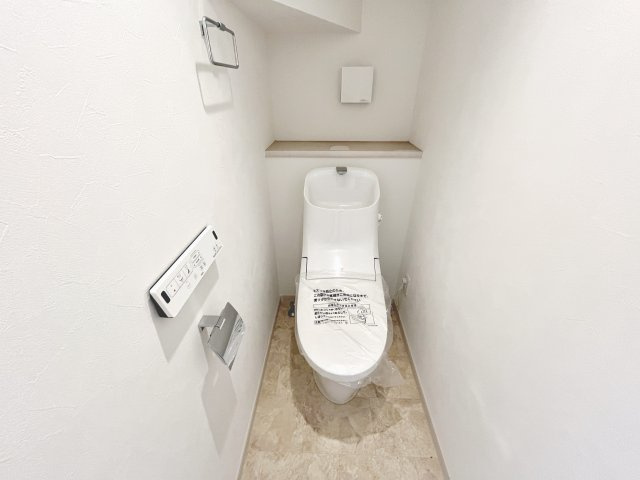 落ち着いた色調のトイレです