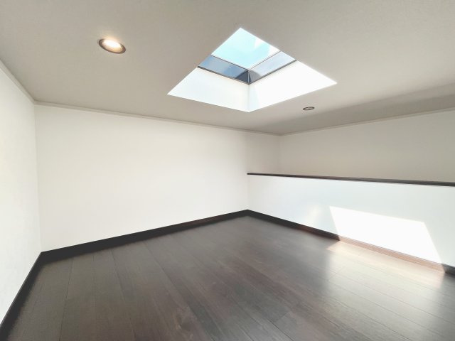 コンパクトで使いやすい洋室です