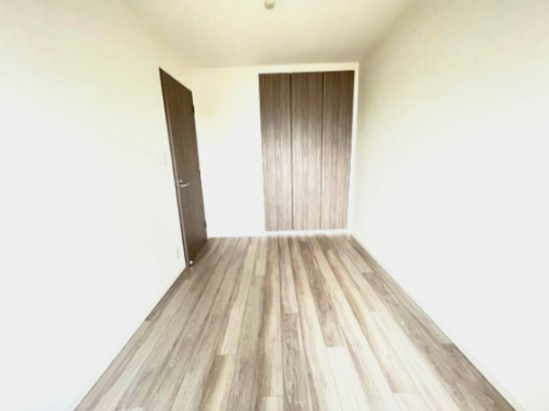 木目の美しい6帖の洋室です。主寝室にも子供部屋にも。