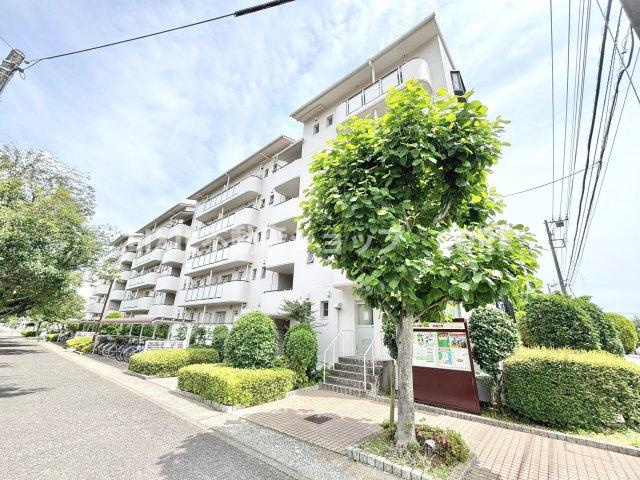小学校・中学校が近く、子育て環境良好。小さなお子様がいる方には、安心な立地になっております。