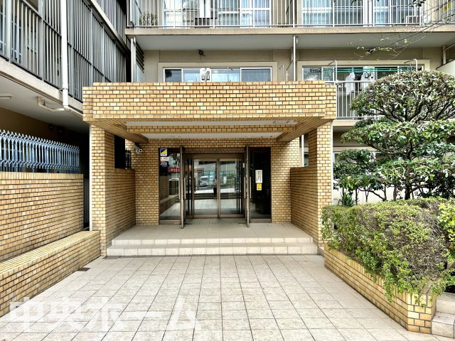 【エントランス】マンションのエントランスは、その物件の印象を決める、顔とも言える場所です。毎日通る場所ですからきれいなのが一番です。エントランス内はオートロックですので暮らしの安全も確保されています。
