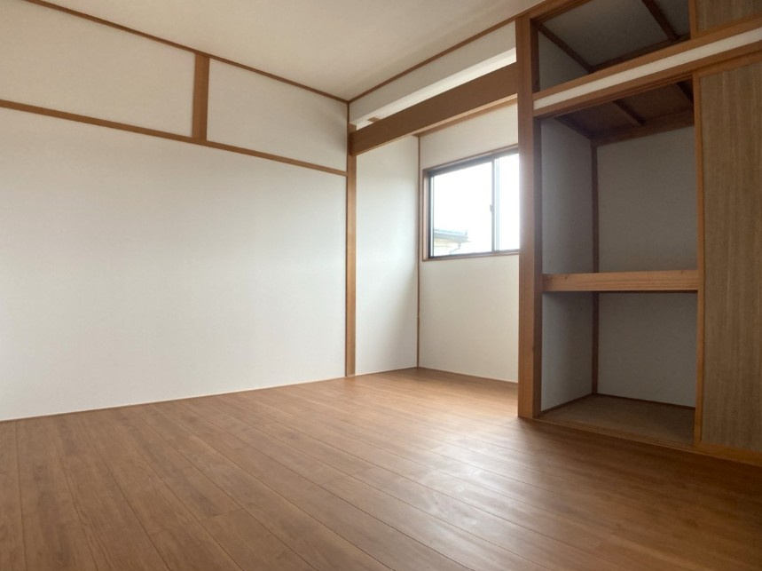 約6帖の洋室。ベッドや机を置いてもゆとりがございます。
