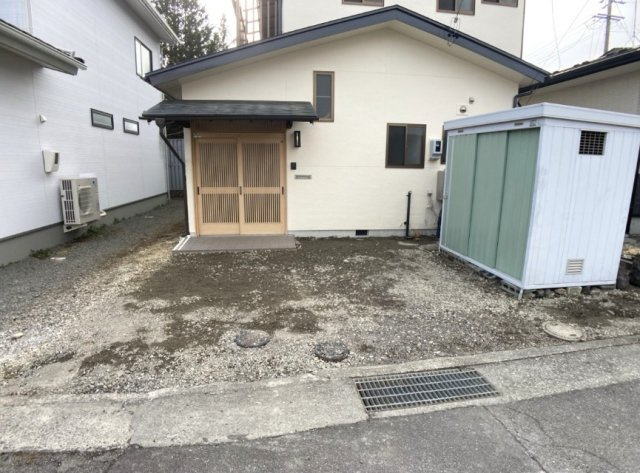カースペースは車種にもよりますがお車2台駐車可能です。