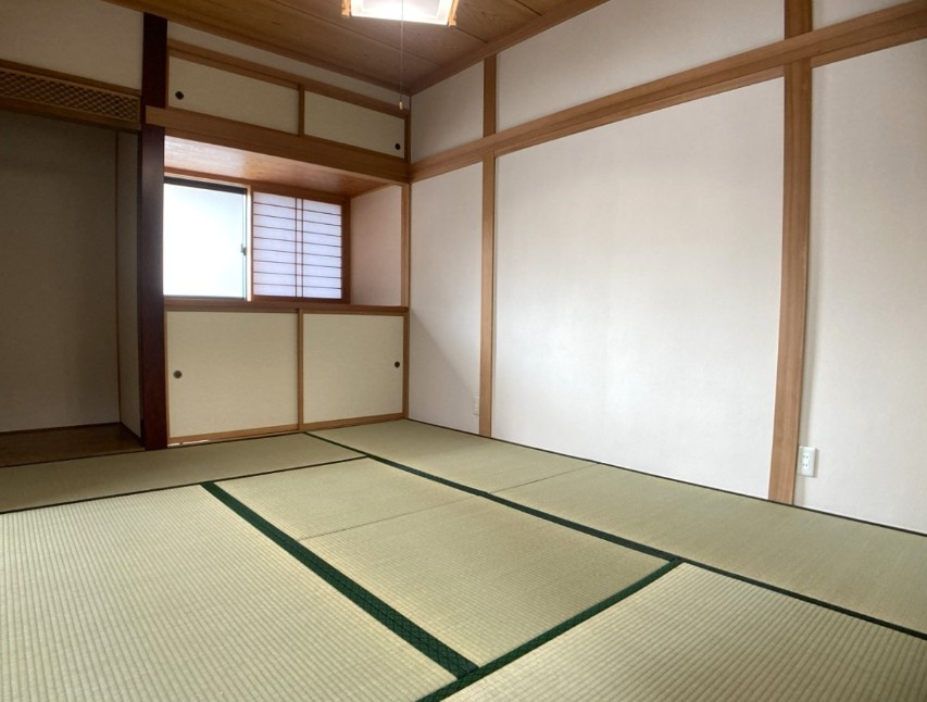 足を伸ばして寛げる和室もございます。