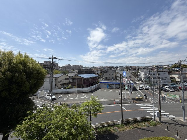 前面に建物がなく開放感のあるお部屋です。