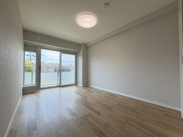 約6.8帖の寝室です。南西向きで明るいお部屋になっています。