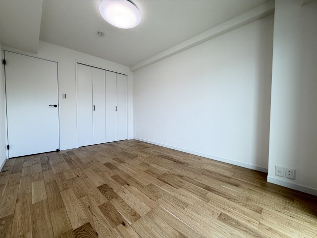 約6.5帖、クローゼット付きのお部屋です。南西向きで明るいお部屋です。