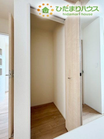 LDKの一角に配置された、サッと出し入れしやすい折れ戸タイプの収納です！掃除機やハンディモップなどの掃除用具、日用品のストックなどを生活動線上でスマートに隠してしまえるので、お家全体がスッキリ！