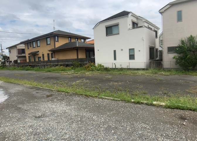 土地の前の道路に消火栓が設置されていることがあります。この場合、道路交通法第45条第1項により、駐車禁止の場所が指定されています。そのため、車庫などの駐車スペースをつくることができない場合があります。