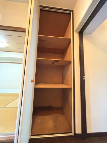ホールにある収納は奥行がございます。