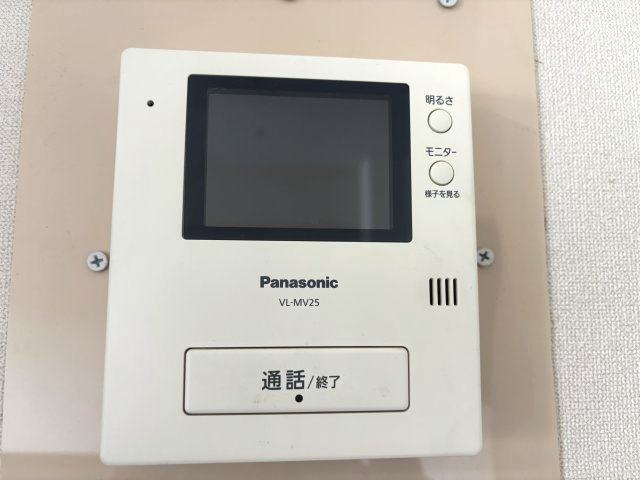 モニター付きインターホンで来訪者が分かるので安心です。