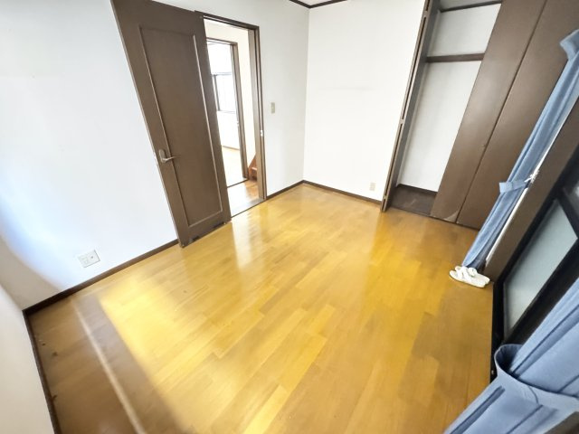 落ち着いた色調の洋室です