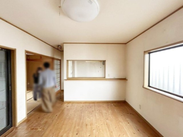 お子様が元気に遊べる広々としたリビングです。