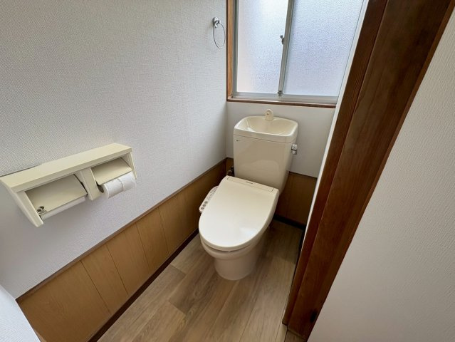窓付きで明るく換気もしやすいトイレスペース。清潔感のある内装で毎日気持ちよく利用できる空間。窓から自然光が入りこもりがちな空気も入れ替えしやすい設計。手洗い付きタンクで使い勝手にも配慮されたトイレ。