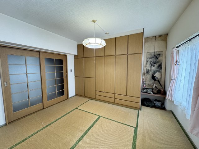 西側の和室です。クローゼット付き。