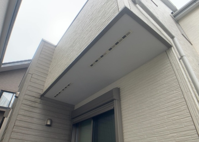 バルコニーは、室外の専用スペースのうち、「屋根がなく開放された空間」であるものを指します。ベランダより広いタイプのものが多く、日当たりもよいため家庭菜園などを楽しみたい人にとって適した環境となります。