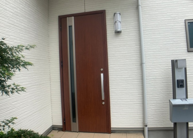 玄関は家の顔でもあり、家族以外の目にも止まる場所です。玄関は外との間を仕切る扉、靴などをしまっておく収納スペース、靴脱ぎのたたきスペース、来客とのやり取りをするドアホンなど複数のアイテムからなります。