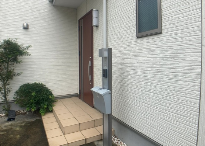 玄関ポーチにおいて最も重視すべきと言っても良いのが広さです。適切な広さの玄関ポーチでないと外見的なバランスは崩れてしまいますし、何より使いにくくなってしまいますので、現地で実際に下見をしてみましょう！