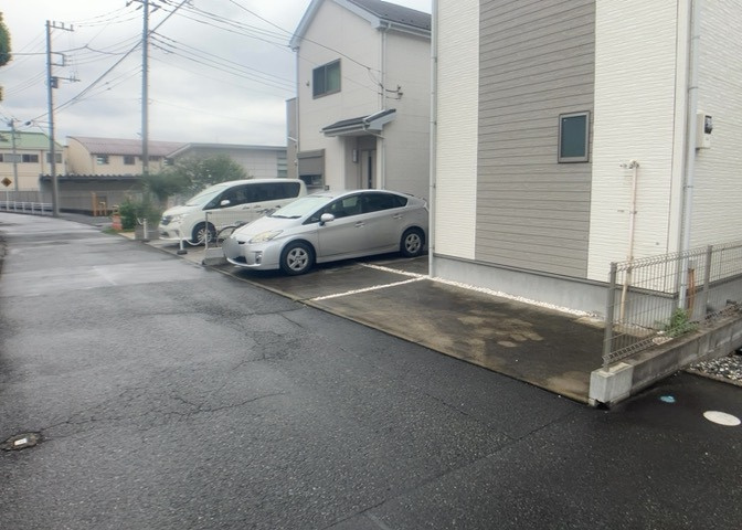 東側道路の場合は居室を南向きに設計しやすいため、朝日が入りやすいというメリットがあります。一方、西側道路も東側同様に居室を南向きに設計しやすいのですが、住宅地だと朝日が入りにくいという弱点があります。