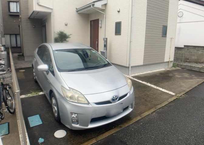 車一台あたりに必要なスペースは、標準サイズの普通自動車で横幅2m50cm、長さ5mは必要になります。ただし、乗降のことも考慮して横幅3m30cm、長さ5m50cmほどは確保できるところを選びましょう。