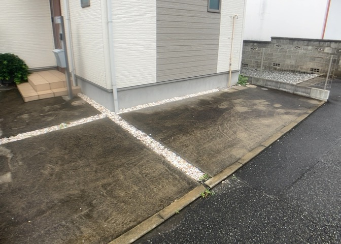 庭のある家に住むことのメリットとして、子どもたちの遊び場を確保できること、ガーデニングや家庭菜園を楽しめること、明るさを確保できることがあります。また、配置を工夫することでプライバシーが確保できます。