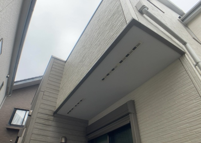 バルコニーは、建物内から室外へ楽に出入りできる便利なスペースです。また、バルコニーには手すりを付けることが義務付けられており、手すりの高さは110cm以上で施工することが建築基準法で定められています。