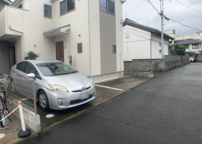 住宅用の土地では前面道路に2m以上接していなければならないと法律で定められています。しかし、お持ちの車のサイズやライフスタイルなどにより、2mでは利便が悪い場合もございますので、事前に確認しましょう。