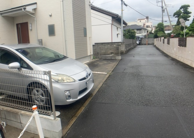 道幅が広い場所は日当たりや風通が良好です。幅が広いのですれ違いも可能ですし大きな車でも駐車可能！一方で、大型車が通ることも多くなるため交通量の増加により騒音に繋がります。また土地の値段が高くなります。