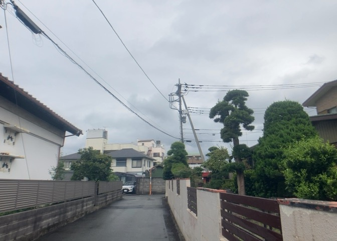 眺望を気にして物件を探す場合、前面に建物が建っていないか現地で確認しましょう！前面に建物があると景色はもちろん、日当たりや風通しにも影響が出てきます。住んだ時のことを想像しながら現地見学をしましょう。