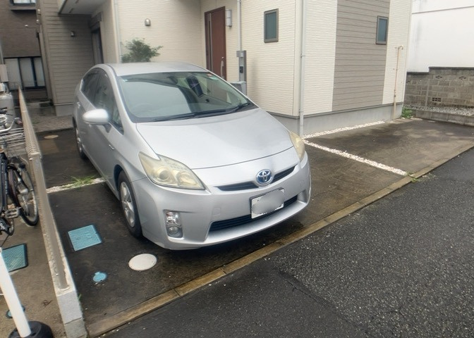 駐車場と明記されていても、最小スペースでつくられた駐車場だと大型車は駐車できなかったり、出入りしにくくなったりする可能性があります。お車のサイズと購入したい物件の駐車場のサイズを現地で確認しましょう。