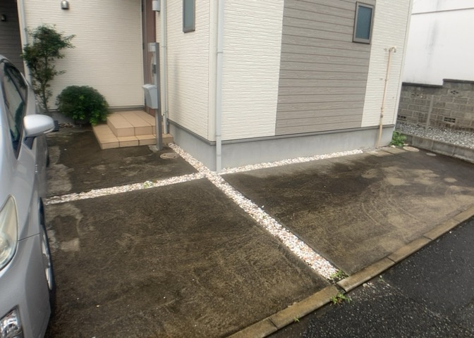 庭があることでガーデニングや家庭菜園はもちろん、こどもの遊び場やペットを放して遊ぶことができます。また、家の周囲に余裕があるということです。隣地との間があれば、十分な日当たりと、風通しが確保できます。