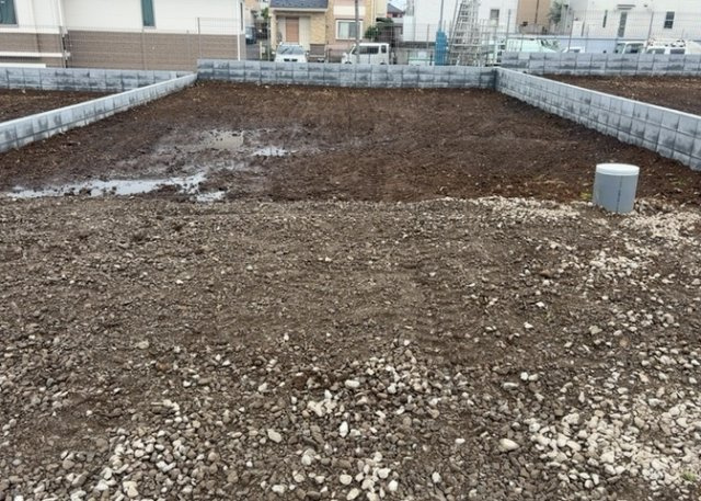 土地の形が極端に長細かったり、狭小地、あるいは道路との高低差がある傾斜地だった場合、後々売ろうとしても買い手がつかない場合もあります。後々、売却することになった時に価値の下がらない土地を選びましょう。