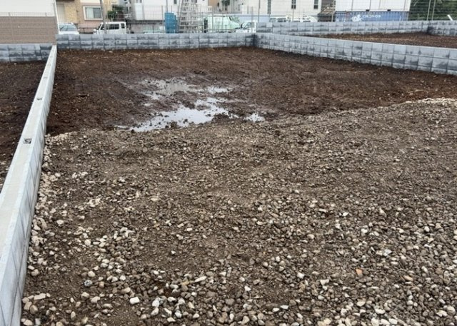 土地の面積＝住宅面積ではありません。建ぺい率の問題などで、土地のある場所によって住宅を建てられる面積は限られています。高さもしかり、「土地」という言葉の中には、建築条件も含まれると考えておきましょう。