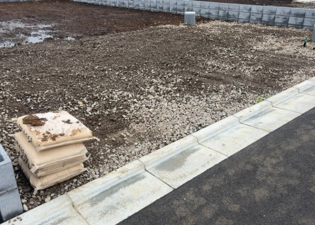 家を建てる場合、方位は要チェックです。現実的に日当たりのよい家ならばリビングは南側、建築基準法でも北側に当たる家への配慮は求められています。土地を見学に行く際は、方位磁針を持って行くようにしましょう。