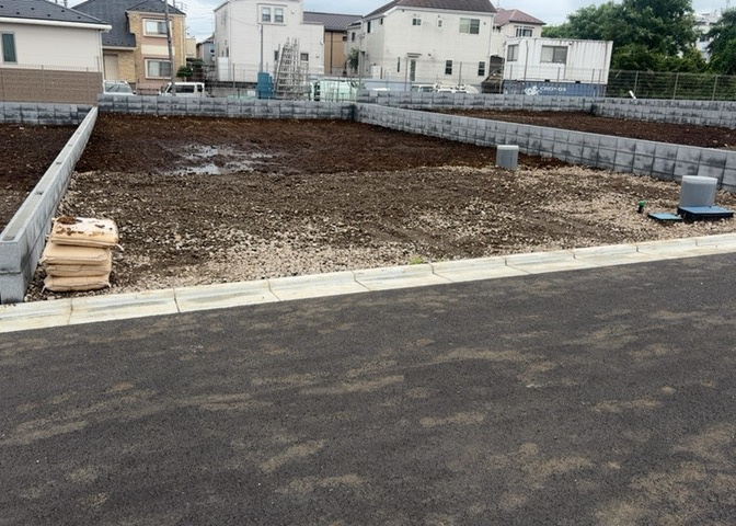 土地を買う際、住む地域の自治体や福祉の補助制度にも注目してみましょう。子供や老人の医療補助やゴミ出しのルールなど、自治体によってルールに大きな違いがあるため、暮らしやすい土地で判断するとよいでしょう。