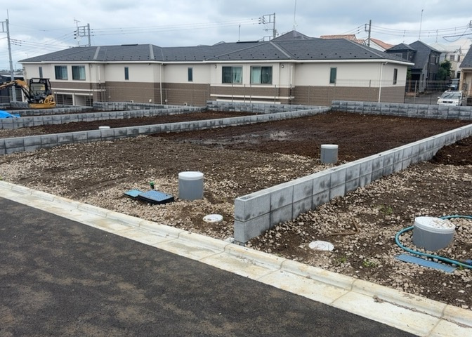 現地に行くなら、物件の周囲の地形がどうなっているかを見ることも大切です。周辺より低くなっている土地では、大雨などで水が集まりやすいため、地盤が弱くなっているということも考えられるため、注意が必要です。