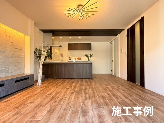 3階建戸建の施工事例　家族の会話が自然と弾む、開放的なリビングダイニングです。お料理をしながらでもリビングにいるお子様を見守ることができます。